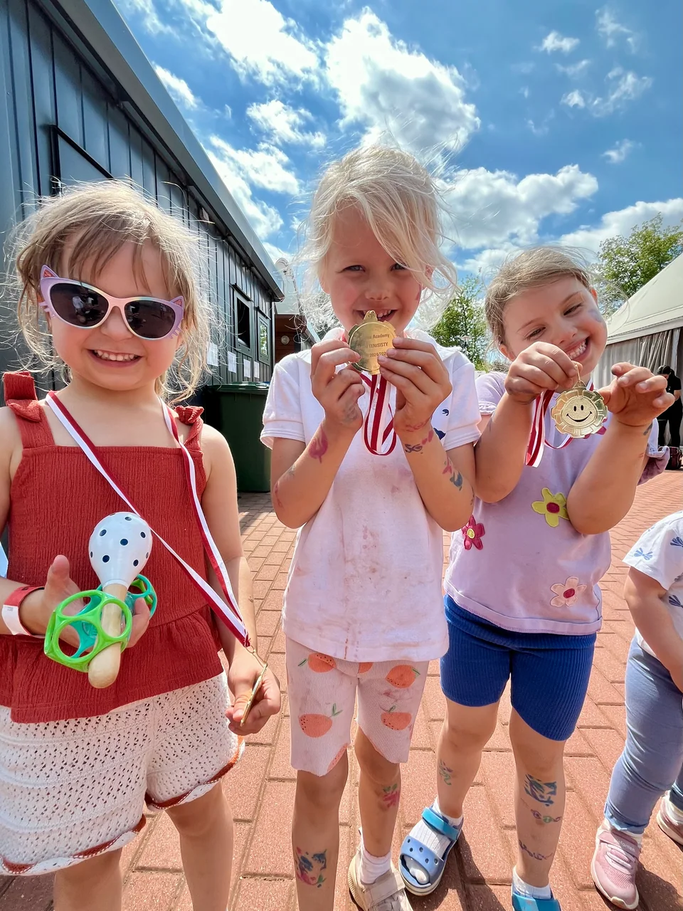 Dzieci z medalami podczas spotkania BIA Tennis
