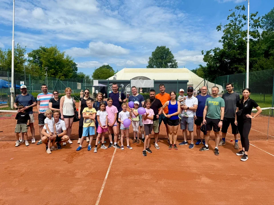 Dzieci, dorośli i trenerzy BIA Tennis razem na korcie
