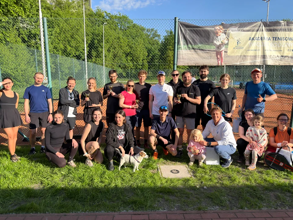 Uczestnicy turnieju BIA Tennis przy korcie